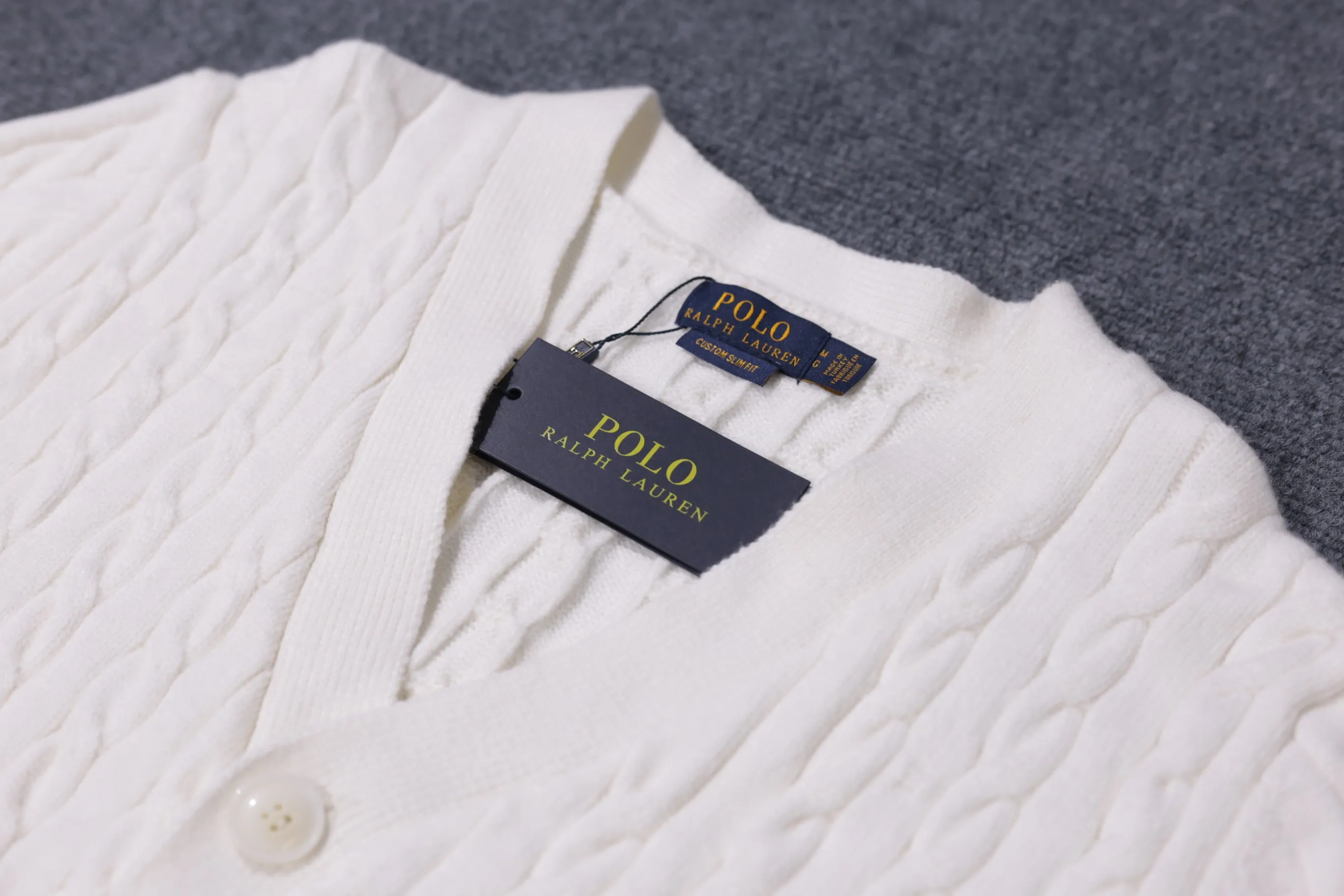 P300 style number D06) 2025 Ralph Lauren #ootddailywear #秋winter sweater #knitwear wear #ralph lauren sweater #can be worn by both men and women. Finally, after the Ralph men's twist sweater full-zip bra top is available, it is finally here. The most popular sweater full-button bra top is a limited edition every year. There will not be many styles in the store! Ralph Lauren Men's Button Twist Open Chest Sweater [The shape is really nice. It can be worn alone or as a jacket. It can also be worn with a shirt underneath ~ 100% pure cotton #Practical wear. Colors, white, navy blue, khaki, gray, size S to XL